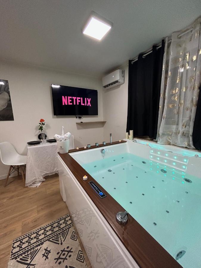 Love Room A Cannes - Appartement 25M2 Pour 2 Personnes Avec Un Jacuzzi Prive Exterior foto
