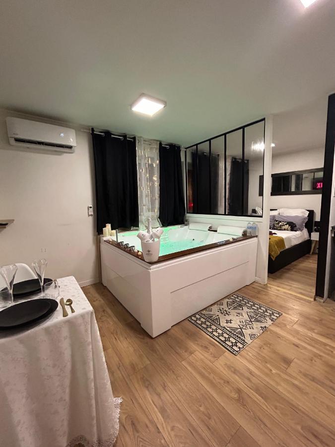 Love Room A Cannes - Appartement 25M2 Pour 2 Personnes Avec Un Jacuzzi Prive Exterior foto